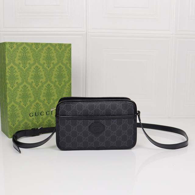 这款手袋采用小巧玲珑的长方形造型，融合源自品牌典藏设计的符号元素和材质，打造出令人惊艳的复古风格迷你手袋。型号658572克色。尺寸22.5X14X7Cm出货了