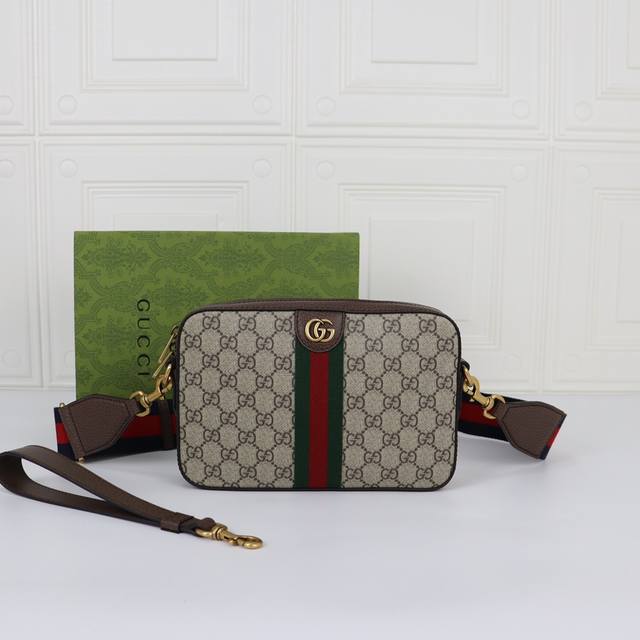 回货G家新款 市场顶级独家控货，专 柜品质 采用进口牛皮，原厂五金！精致做工。独家实物拍照质量如图可见 。型号699439啡色 尺寸23.5X16X4.5Cm