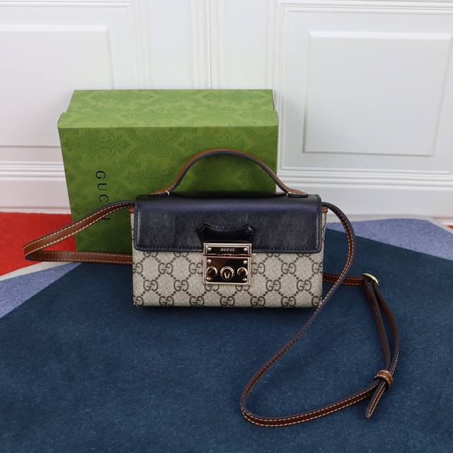 锁扣新品 型号:652683 尺寸:18*10*5Cm。 配绿色浮雕礼品盒 锁扣新品 型号:652683 尺寸:18*10*5Cm。 配绿色浮雕礼品盒