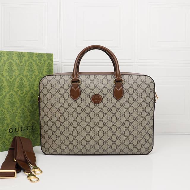 自问世以来，互扣式双G一直都是品牌的标志性元素之一。耳熟能详的品牌象征与皮革细节相融汇，令这款商务包成为瞩目的焦点。经典双G字母交织帆布材质令整款设计散发出强烈