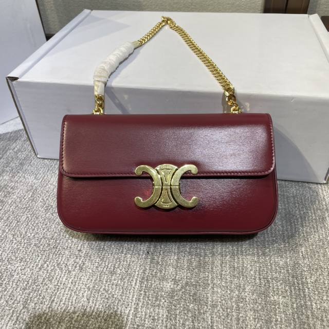 Chain Shoulder Bag 22S早春系列短款链条腋下包来咯，精致富家小姐姐的专属包包！Chain Shoulder Bag在爆款凯旋门腋下包的基础上