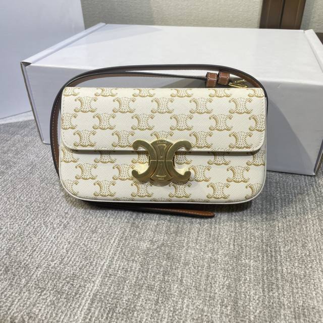 Celin* 全新Triomphe 凯旋门腋下包 春夏限定款，经典、高级感、低调的代表，简洁的设计，没有多余的后缀，非常具有辨识度，时尚百搭，多年后仍不过时，复