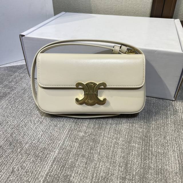 C家全新Triomphe 凯旋门腋下包 春夏限定款，经典、高级感、简洁的设计，没有多余的后缀，非常具有辨识度，时尚百搭，多年后仍不过时，复古味道浓郁～ 时髦女孩