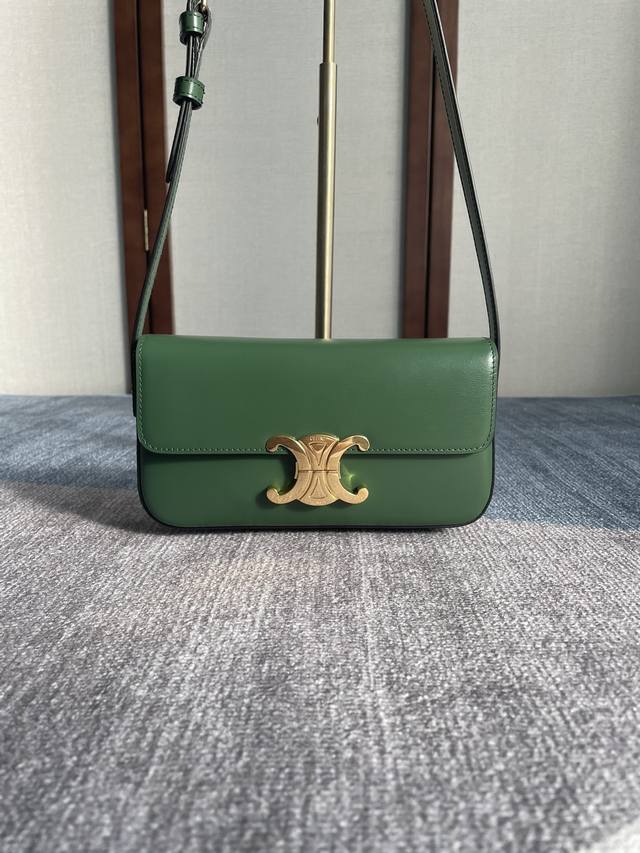 Triomphe 凯旋门腋下包 春夏限定款，经典、高级感、简洁的设计，没有多余的后缀，非常具有辨识度，时尚百搭，多年后仍不过时，复古味道浓郁～ 时髦女孩必入款～