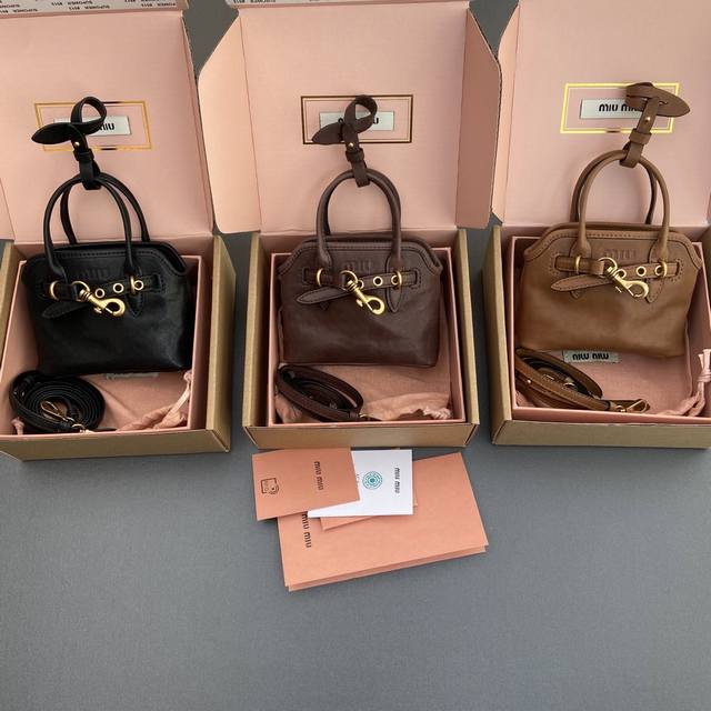 特级五金原厂皮 ~Adventure Nappa羊皮革掛飾 斜挎包~植鞣皮石南木色 尺寸:W12.5×H10×5Cm 編號5Bg037 Mm組合圖 特级五金原厂皮 ~Adventure Nappa羊皮革掛飾 斜挎包~植鞣皮石南木色 尺寸:W12.5×H10×5Cm 編號5Bg037 Mm組合圖