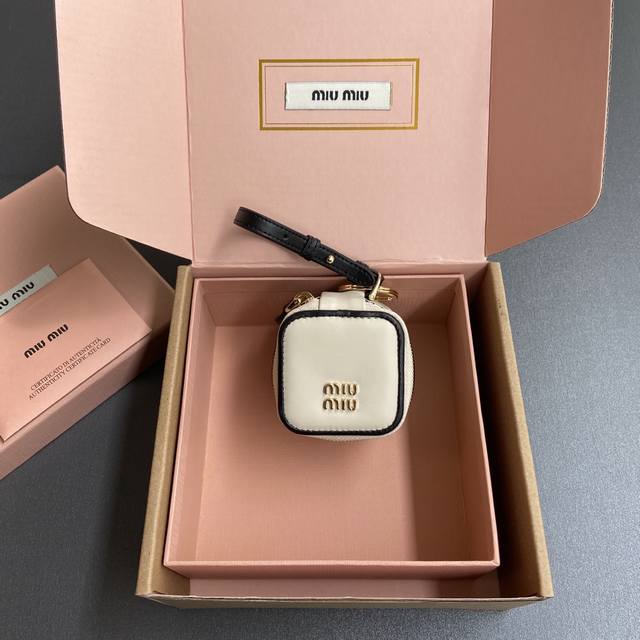 特级五金原厂皮 ~白配黑進口牛皮革掛飾 這款掛飾擁有簡約立方形狀，配色精美，點綴以金屬字母徽標。是搭配手袋的理相總品，可為造型妝些獨特個性。 -帶環圈 -配有迷