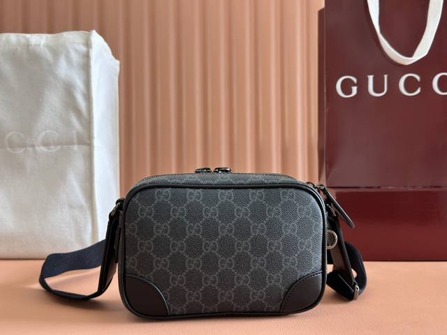 配置专柜全套包装 Gg Emblem系列以创意设计和创新功能焕新诠释经典图案,匠心缔造未来数年的珍藏之选。这款超迷你手袋以黑色全新Gg字母交织图案织物匠心打造, 配置专柜全套包装 Gg Emblem系列以创意设计和创新功能焕新诠释经典图案,匠心缔造未来数年的珍藏之选。这款超迷你手袋以黑色全新Gg字母交织图案织物匠心打造,