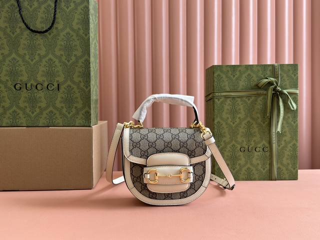 配置专柜全套包装 781387 92Tcg 8563Horsebit 1955系列焕新呈献迷你肩背包款式,兼具出色百搭特性与实用功能。这款肩背包甄选经典米色和乌 配置专柜全套包装 781387 92Tcg 8563Horsebit 1955系列焕新呈献迷你肩背包款式,兼具出色百搭特性与实用功能。这款肩背包甄选经典米色和乌