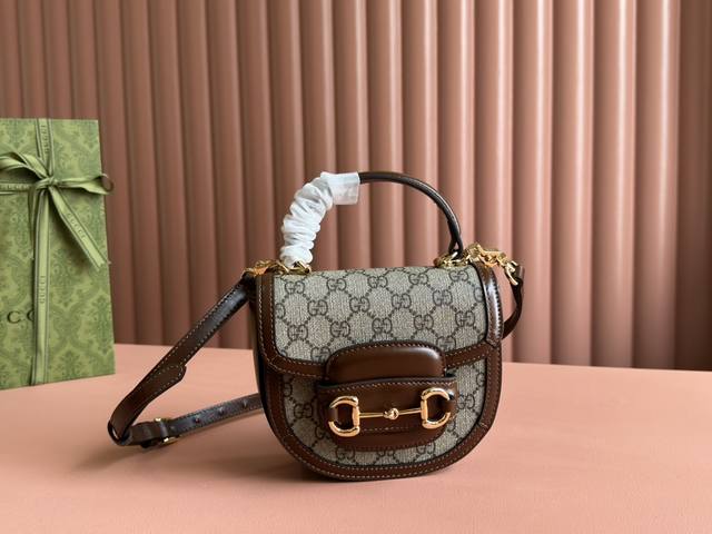 配置专柜全套包装 781387 92Tcg 8563Horsebit 1955系列焕新呈献迷你肩背包款式，兼具出色百搭特性与实用功能。这款肩背包甄选经典米色和乌