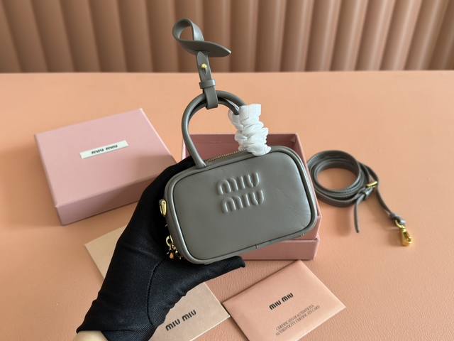 特级五金原厂皮 進口牛皮革掛飾 這款掛飾可裝點其他配件，格調獨特。飾以壓花徽標，增添標志性元素。 -係帶開合 -拉鏈開合 -壓花字母徽標 -帶襯裡 尺寸:W11