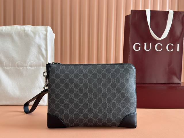 配置专柜全套包装 全新Gg Emblem系列男士旅行单品焕新诠释品牌的隽永优雅风范和精湛工艺。这款商务包以全新Gg字母图案涂层织物匠心打造,设有三个内部卡片隔层 配置专柜全套包装 全新Gg Emblem系列男士旅行单品焕新诠释品牌的隽永优雅风范和精湛工艺。这款商务包以全新Gg字母图案涂层织物匠心打造,设有三个内部卡片隔层