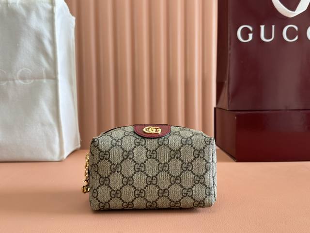 配全套专柜包装 G家新款。市场顶级独家控货，专 柜品质 采用进口牛皮，原厂五金！精致做工。独家实物拍照质量如图可见 。款号: 548393。尺寸：宽16*高9*