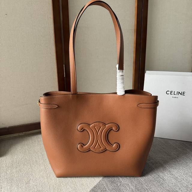 Celine 24夏季新款Cabas 托特包 高级百搭又实用 购物袋的款式 展现着简约美学和实用性～ 大容量设计～无论是日常出街还是通勤 都能轻松装下各种物品～