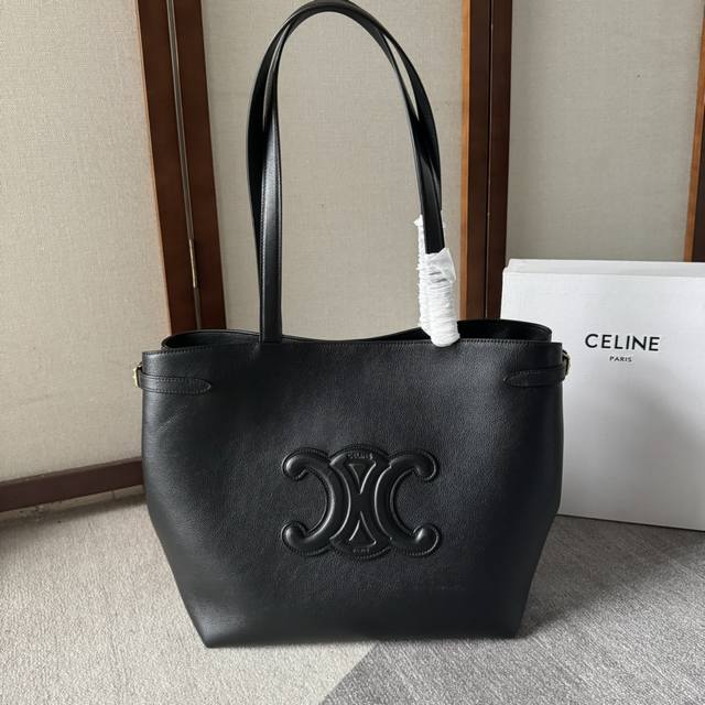 Celine 24夏季新款Cabas 托特包 高级百搭又实用 购物袋的款式 展现着简约美学和实用性～ 大容量设计～无论是日常出街还是通勤 都能轻松装下各种物品～