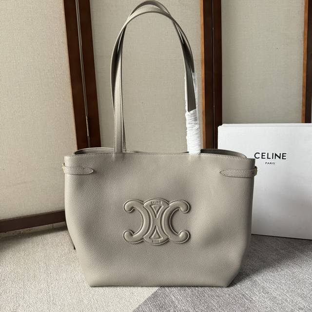 Celine 24夏季新款Cabas 托特包 高级百搭又实用 购物袋的款式 展现着简约美学和实用性～ 大容量设计～无论是日常出街还是通勤 都能轻松装下各种物品～ - 点击图像关闭