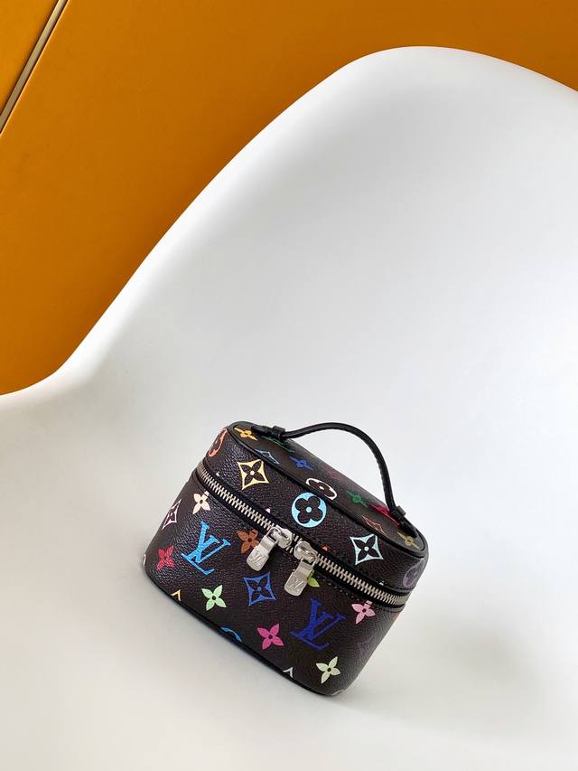 M14033 顶级原单 163C01变码本款 Nice Nano 化妆包出自路易威登 X 村上隆再版系列，选用缤纷 Monogram 涂层帆布塑造精巧构型，以日