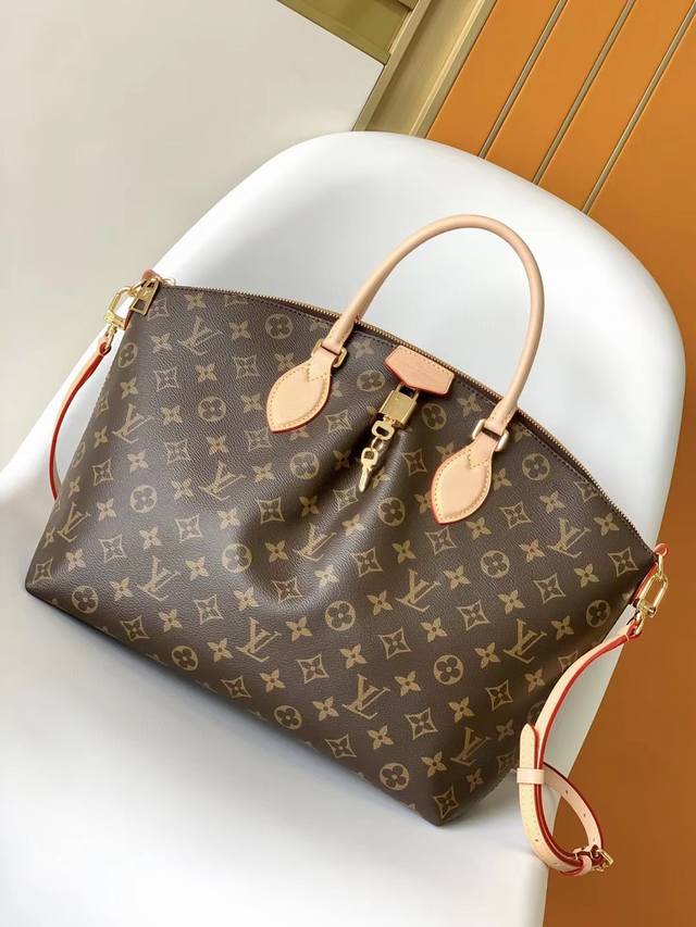 M45987 BoéTie 中号拉链托特包采用 Monogram 帆布和皮革饰边，搭配挂锁和辊制皮革手柄等经典元素。功能构型可容纳 13 寸 Macbook P