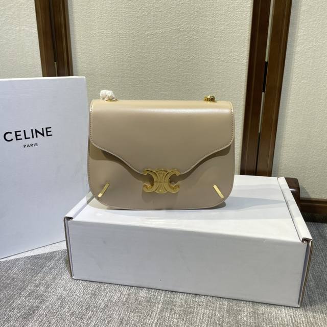 新品上线 Ce新出超A秀款凯旋门链条方形包~这款简直就是女王的包,满满的设计感非常漂亮。链条凯旋门金属都是气场女王的标配,觉得凯旋门腋下包小又喜欢属链条的小姐姐 新品上线 Ce新出超A秀款凯旋门链条方形包~这款简直就是女王的包,满满的设计感非常漂亮。链条凯旋门金属都是气场女王的标配,觉得凯旋门腋下包小又喜欢属链条的小姐姐