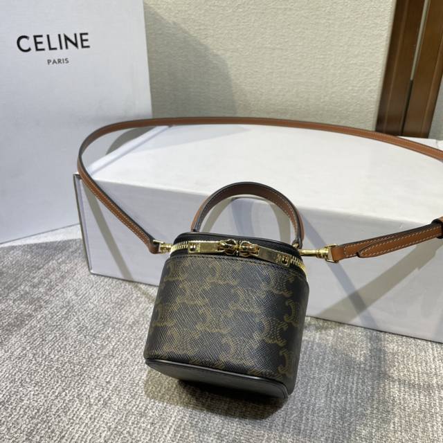 Celin22新款迷你标志牛皮革小盒子包 今年突然出圈的黑马 季节限定款 性价比超高！小巧可爱 超级百搭款～夏天搭裙子 冬天配大衣都很好看！# 放不下手机，但口