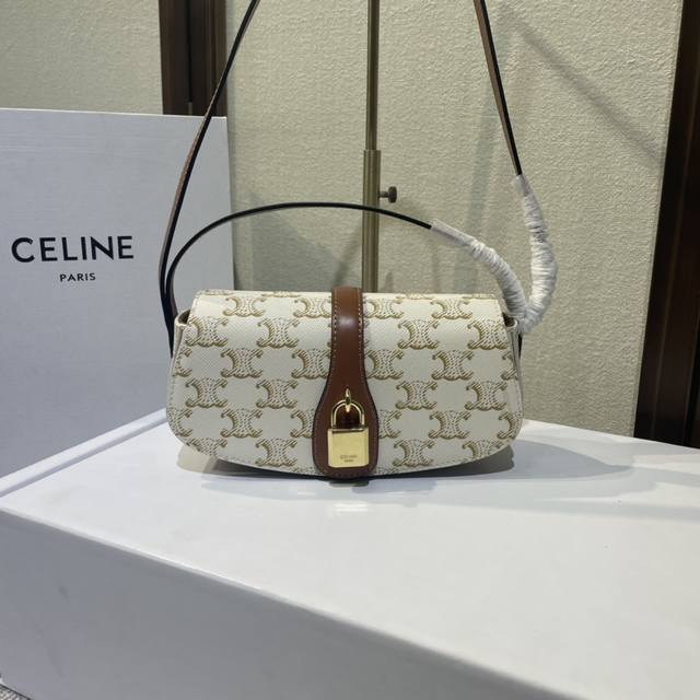 Cel*Ine Tabou Clutch 秋冬单品、手提肩背都很、容量别小看！日常足够装：手机、粉饼、口红、手表、暴发户：可单放3手机也是Ok的Ho～ 牛皮包边