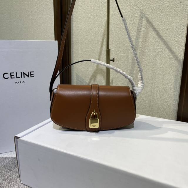 Cel*Ine Tabou Clutch 秋冬单品、手提肩背都很、容量别小看！日常足够装：手机、粉饼、口红、手表、暴发户：可装3手机也是Ok的Ho～ 外层牛皮衬
