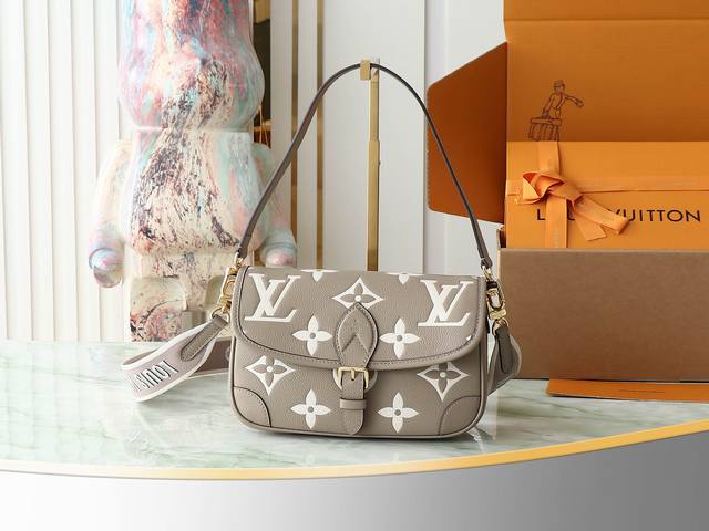 顶级原单 独家实拍 M46583杏色 全皮法棍包系列 新款 Diane 手袋 黛安挎包是由 Monogram Empreinte， 以品牌的标志性压花皮革制成。