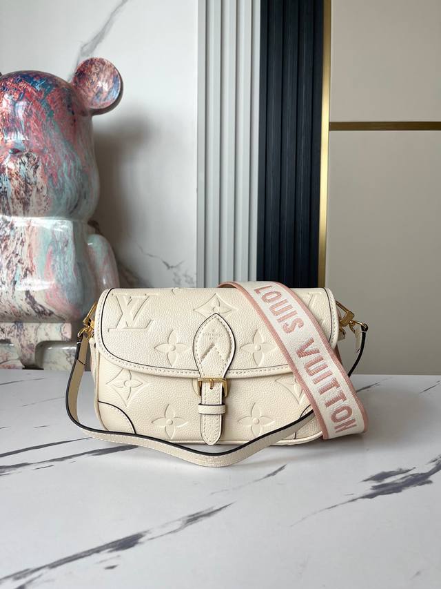 顶级原单 独家实拍 M46388米白 全皮法棍包系列 新款 Diane 手袋 黛安挎包是由 Monogram Empreinte， 以品牌的标志性压花皮革制成。