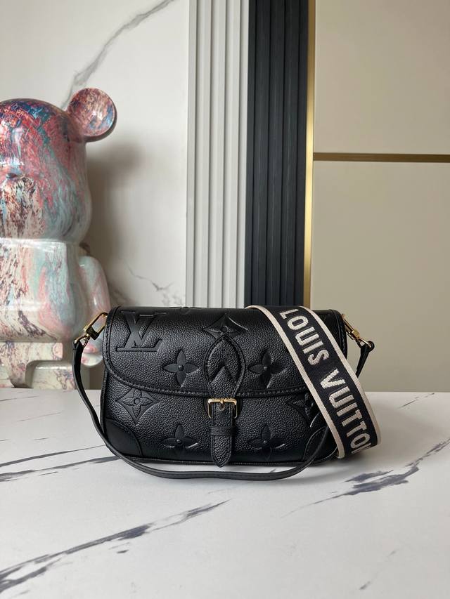 顶级原单 独家实拍 M46386黑色 全皮法棍包系列 新款 Diane 手袋 黛安挎包是由 Monogram Empreinte， 以品牌的标志性压花皮革制成。