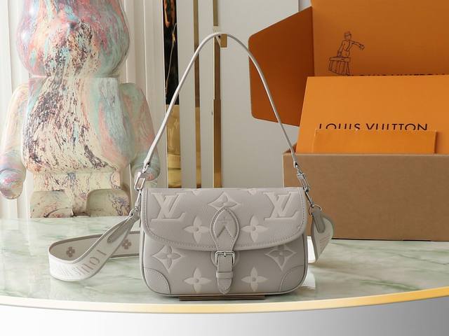 顶级原单 独家实拍 M14214浅灰 M46386 全皮法棍包系列 新款 Diane 手袋 黛安挎包是由 Monogram Empreinte， 以品牌的标志性