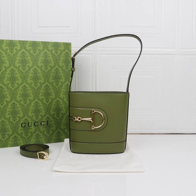 在2025春夏系列中，Gucci 73系列从与其系列名同年推出的一款典藏水桶包中撷取创作灵感。这款包袋以现代美学演绎马衔扣造型配件，可以斜挎、肩背，也可以作为手