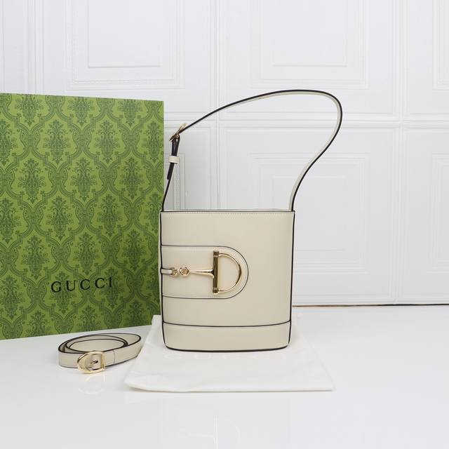 在2025春夏系列中，Gucci 73系列从与其系列名同年推出的一款典藏水桶包中撷取创作灵感。这款包袋以现代美学演绎马衔扣造型配件，可以斜挎、肩背，也可以作为手