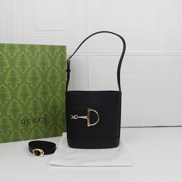 在2025春夏系列中，Gucci 73系列从与其系列名同年推出的一款典藏水桶包中撷取创作灵感。这款包袋以现代美学演绎马衔扣造型配件，可以斜挎、肩背，也可以作为手