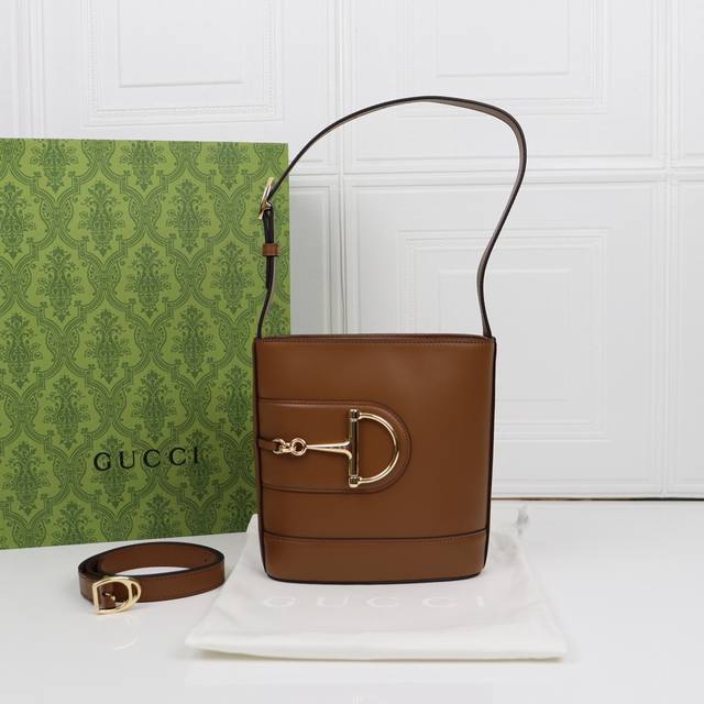 在2025春夏系列中,Gucci 73系列从与其系列名同年推出的一款典藏水桶包中撷取创作灵感。这款包袋以现代美学演绎马衔扣造型配件,可以斜挎、肩背,也可以作为手 在2025春夏系列中,Gucci 73系列从与其系列名同年推出的一款典藏水桶包中撷取创作灵感。这款包袋以现代美学演绎马衔扣造型配件,可以斜挎、肩背,也可以作为手