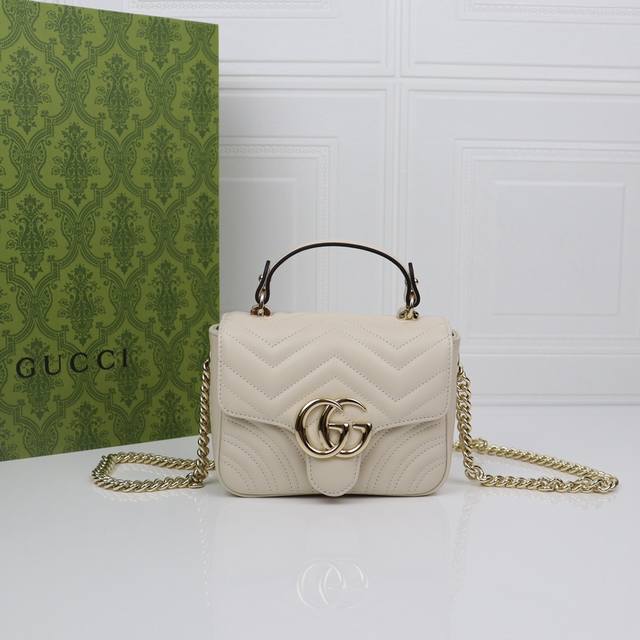 Gg Marmont系列迷你手提包 Gg Marmont系列以经典配色演绎全新廓形，展现早秋魅力风范。这款手提包以古驰安可拉红 Rosso Ancora 绗缝V