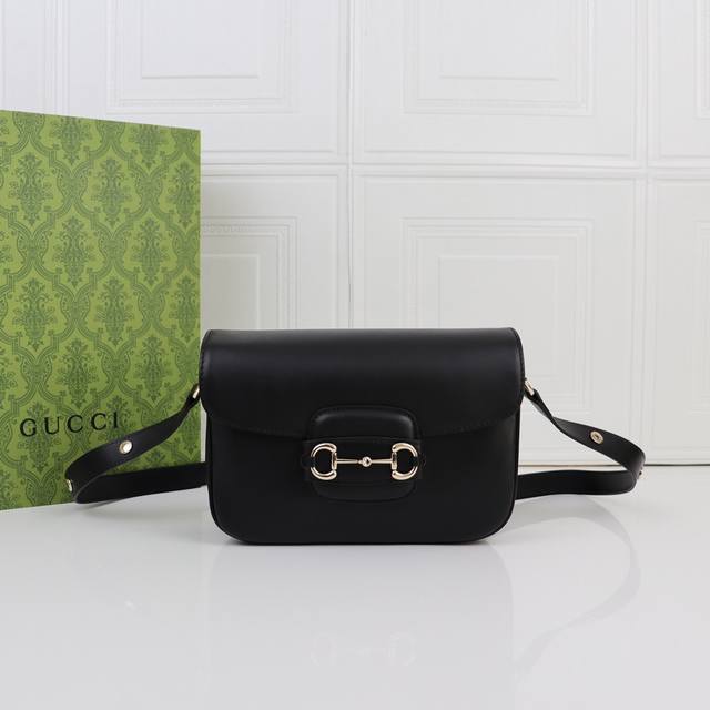 Gucci Horsebit 1955系列迷你肩背包由创作总监Sabato De Sarno愿景指导的七夕情人节广告大片，呈献全新Gucci 1955系列手袋，