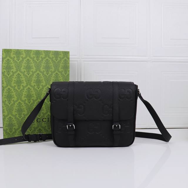 Gucci经典设计以多种自然原色焕新演绎，季复一季持续呈献新颖佳作。2025早春系列以中性黑色色调倾心演绎全新皮具系列各类色彩和谐搭配。这款邮差包将深绿色调与标