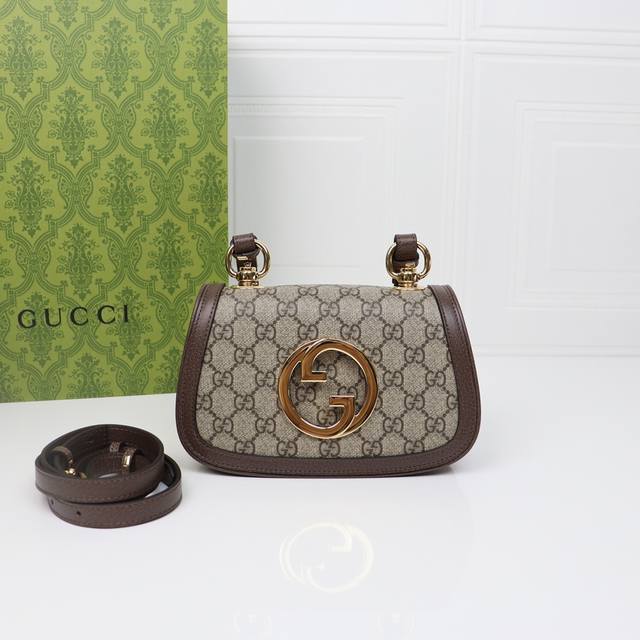 出货Gucci Blondie系列迷你肩背包。借鉴品牌典藏元素，以几何造型焕新演绎的互扣式双G出现在一系列的腰带、手袋和鞋履上。金色调配件为这款单品增添一抹典雅