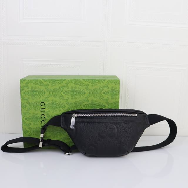 回货全新超级双G设计于早秋系列中耀眼回归，精彩演绎多款皮革旅行箱包单品。作为对Guccio Gucci先生姓名首字母的焕新演绎，超级双G图案以超大尺寸亮眼呈现，