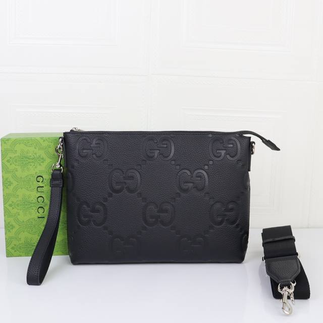 回货全新超级双G设计于早秋系列中耀眼回归，精彩演绎多款皮革旅行箱包单品。作为对Guccio Gucci先生姓名首字母的焕新演绎，超级双G图案以超大尺寸亮眼呈现，