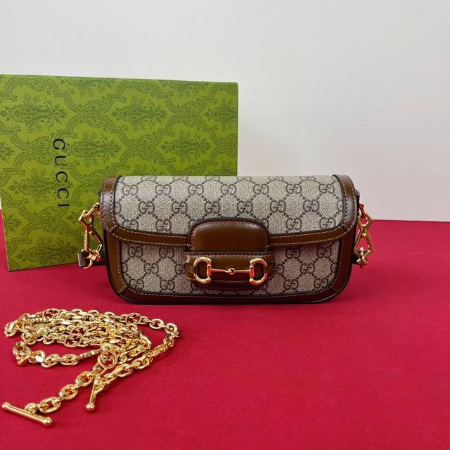 回货G家新款 市场顶级独家控货 专柜品质 采用进口牛皮，原厂五金！精致做工。独家实物拍照质量如图可见 。款号:735178啡棕 尺寸23.5X13X7Cm 出货