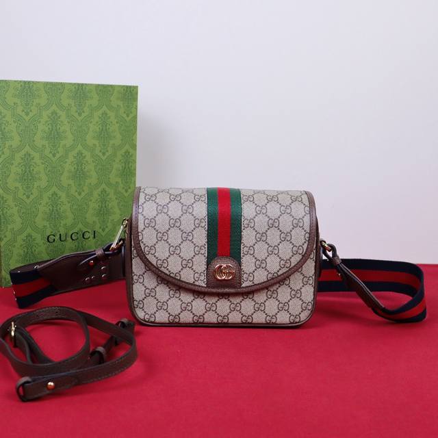 Ophidia系列通过别具一格的全新方式焕新演绎。金属孔眼和铆钉设计不仅是对传统造型的诠释，更不禁让人想起朋克风格，令典藏款型呈现别具一格的魅力风尚。这款小号肩