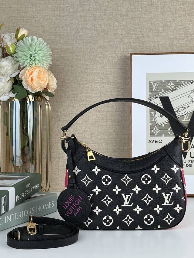 顶级原单M46091黑色Bagatelle Bb 手袋令 Monogram 图案历经印花和压印工艺，呈现于 Monogram Empreinte 皮革之上。既可