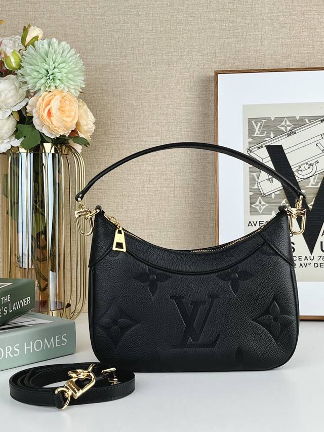 顶级原单M46002 路易威登于新季伊始推出 Bagatelle 手袋，以 Monogram Empreinte 皮革塑造构型。流畅线条和柔软质感实现灵活背携，