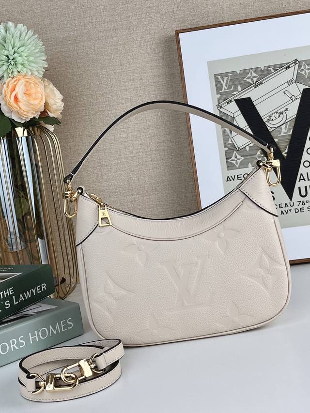 顶级原单 M46099奶白色 路易威登于新季伊始推出 Bagatelle 手袋，以 Monogram Empreinte 皮革塑造构型。流畅线条和柔软质感实现灵