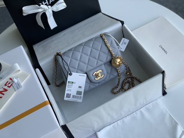 芯片白金版 正品级 包装如图 春夏系列 金属圆球方胖子 专柜售价28500Rmb 羊皮口盖包 进化Classic Flap革新演绎 Mini的方形外观 复古鎏金