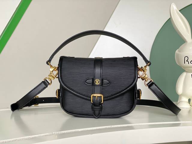 海原外单 独实家拍 Saumur Bb 马鞍包 型号：黑M23469 焦糖M23470米色M23746 姜黄M23471 以崭新 Epi 皮革演绎典藏设计，为马