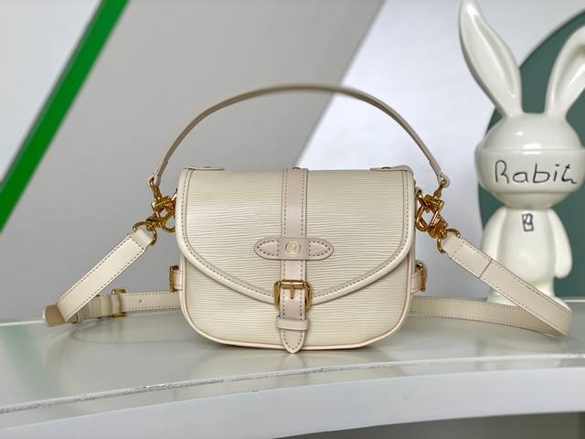 海原外单 独实家拍 Saumur Bb 马鞍包 型号：黑M23469 焦糖M23470米色M23746 姜黄M23471 以崭新 Epi 皮革演绎典藏设计，为马