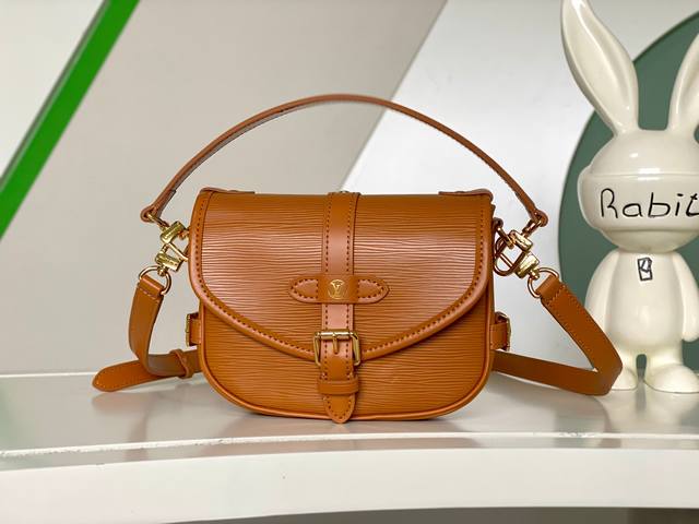 海原外单 独实家拍 Saumur Bb 马鞍包 型号:黑M23469 焦糖M23470米色M23746 姜黄M23471 以崭新 Epi 皮革演绎典藏设计,为马 海原外单 独实家拍 Saumur Bb 马鞍包 型号:黑M23469 焦糖M23470米色M23746 姜黄M23471 以崭新 Epi 皮革演绎典藏设计,为马