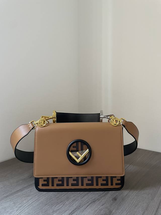 原单品质 翻盖手袋，磁性搭扣。内置暗袋。配备可拆卸肩带，可斜挎或手提。白色小牛皮材质。翻盖底部采用地毯编织样式，镶嵌黑色Ff标志。金属装饰结合钯金饰面 Size