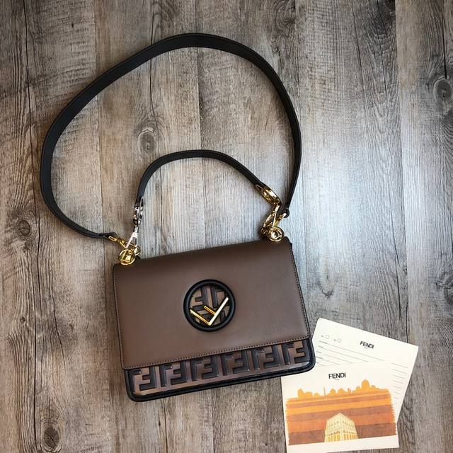 原单品质 翻盖手袋，磁性搭扣。内置暗袋。配备可拆卸肩带，可斜挎或手提。白色小牛皮材质。翻盖底部采用地毯编织样式，镶嵌黑色Ff标志。金属装饰结合钯金饰面 Size